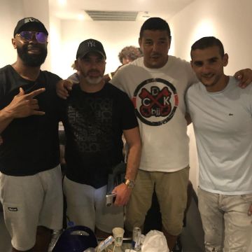 La camiseta blanca de Lacoste que luce Sofiane en la cuenta de Instagram de @Kaarisofficiel1
