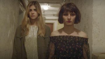 Vestido de hombro desnudo de Ludovica (Alice Pagani) en la serie Baby S01E03