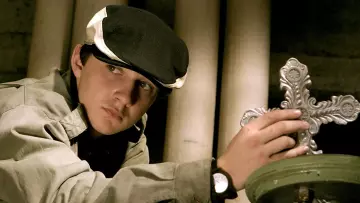 La casquette noire et blanche portée par Chas Kramer (Shia LaBeouf) dans Constantine