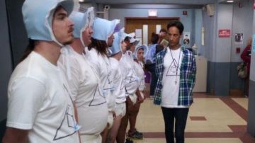 Delta Cubes de T-Shirt en Blanc porté par Abed Nadir (Danny Pudi) dans la Communauté S04E07