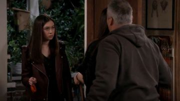 Paige Annika Chaqueta Moto De Cuero usada por Kate Burns (Grace Kaufman) en Man with a Plan (S03E05)