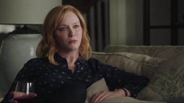 La théorie de l'Égalité de Manchette Chemise en Profondeur de la Marine porté par Beth Boland (Christina Hendricks) dans les Bonnes Filles (S02E01)
