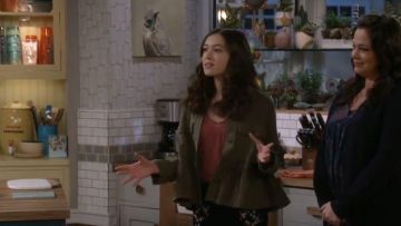 El Grande. Chaqueta del Ejército Flutter usada por Kate Burns (Grace Kaufman) en Man with a Plan (S03E03)