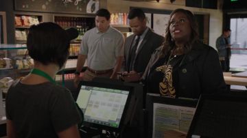 Joan Vass Plus Size Cuello de barco Manga larga De lentejuelas a rayas Tiger-intarsia Suéter usado por Ruby Hill (Retta) en Good Girls (S02E01)