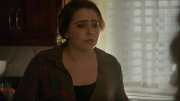 Bella Dahl Effilochés-Ourlet Côté du Bouton-Shirt porté par Annie Marques (Mae Whitman) dans les Bonnes Filles (S01E05)