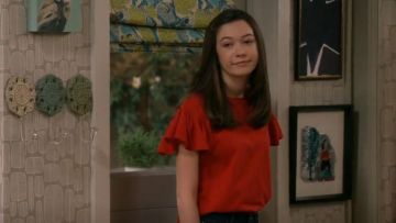 BP. Ruffle Sleeve Tee usado por Kate Burns (Grace Kaufman) en Man with a Plan (S03E01)