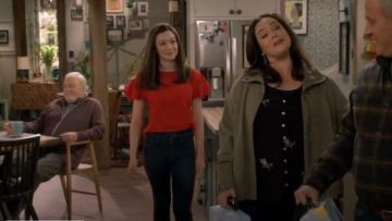 Crop Step Fray – Speed Racer Denim Insider of Kate Burns (Grace Kaufman) in Man with a Plan (S03E01)