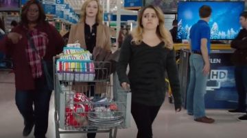 Aqua Cashmere Tie-Dye Crewneck Sweater usado por Annie Marks (Mae Whitman) en Good Girls Revolt (S01E04)