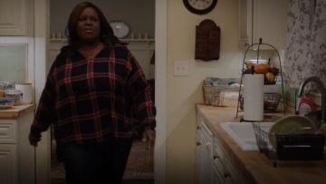 Lucky Brand Trendy Plus Size Plaid Peasant Top usado por Ruby Hill (Retta) en Good Girls (S01E04)