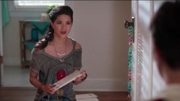 Lucky Brand Voyage V-Neck Tee porté par Bex Mack (Lilan Bowden) dans l'Andi Mack (S03E13)