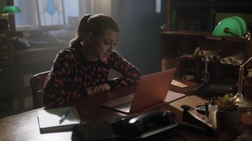 Le pull leopard de Betty Cooper (Lili Reinhart) dans Riverdale (S03E14)