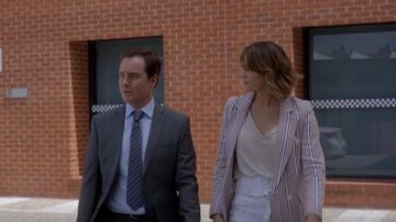 Blazer Uptown Girl Blazer porté par Sarah (Tess Haubrich) dans de Mauvaises Mères (S01E02)