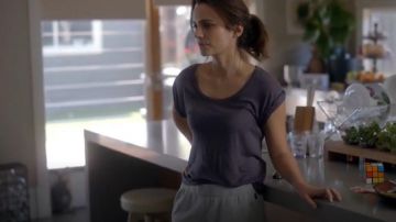 Bonds Skinny Logo Trackie New Grey Marle of Danielle (Jessica Tovey) in Bad Mothers (S01E03)
