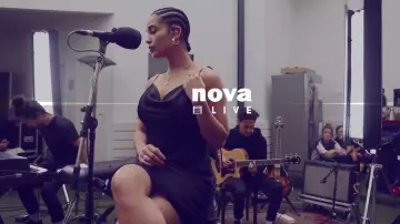 La robe portée par Jorja Smith dans la vidéo No Scrubs (TLC cover) | Plus Près de Toi par Nova