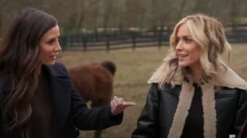La MÈRE de La Boxy Faux Shearling Moto Veste portée par elle-Même (2018) (Kristin Cavallari) en Très Cavallari (S02E01)