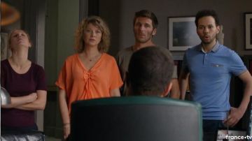 La tapa naranja de Candice Renoir (Cécile Bois) en Candice Renoir S06E04