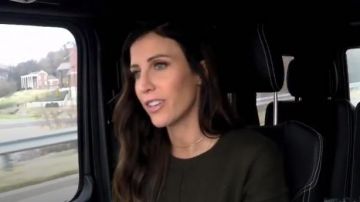 Rails de Stafford Patch Avant Chandail porté par Kelly Henderson en Très Cavallari (S02E01)