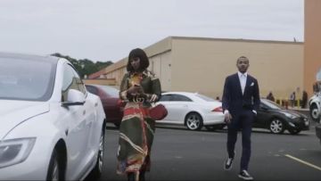 Chloé Small Nile Bracelet Bag usado por Simone Graham (Tetona Jackson) en Boomerang (S01E01)