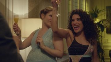 La brassière melon de Charlotte (Sabrina Ouazani) dans Plan Cœur (S01E05)