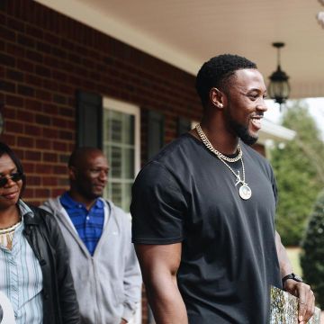 The black t-shirt, Nike Jordan and Charles Harris on his account Instagram @charles_ao1