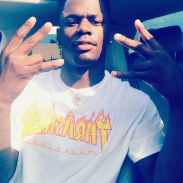 La camiseta blanca de Jerome Baker de thrasher magazine en su cuenta de Instagram @lastname_baker