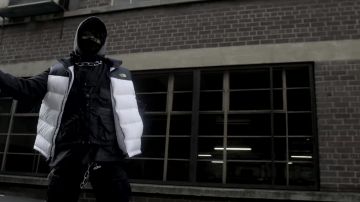 The chain worn by Scarlxrd in her video clip SAD