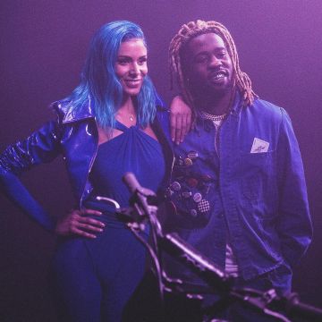 Chaqueta de vinilo azul cobalto de Shy'm en su clip Amiants (publicación de Instagram)