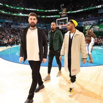 Sneakers Converse One Star Ox "golf Le Fleur" worn by D'Angelo Russell on the Instagram account @dloading