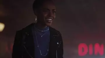 Le blouson en daim noir BLANKNYC porté par Josie McCoy (Ashleigh Murray) dans Riverdale S03E13