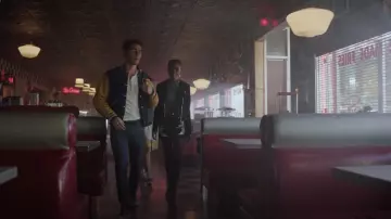 La jupe noire imprimée Topshop portée par Josie McCoy (Ashleigh Murray) dans Riverdale S03E13