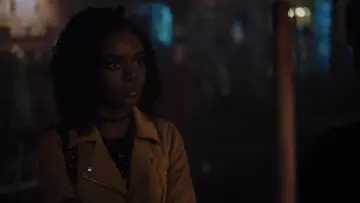 Le blouson de biker jaune Zara porté par Josie McCoy (Ashleigh Murray) dans Riverdale S03E14