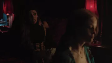 La salopette rayée jaune et noire Urban Outfitters de Toni Topaz (Vanessa Morgan) dans Riverdale S03E14