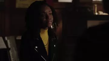 Le blouson en daim noir BLANKNYC porté par Josie McCoy (Ashleigh Murray) dans Riverdale S03E14