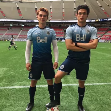 Le maillot Adidas des Whitecaps Vancouver porté par K.J. Apa et Charles Melton sur le compte Instagram @kjapagram
