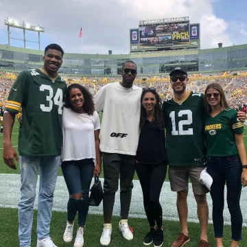 Zapatillas The 10: Nike Air Max 90 "off White" usadas por Khris Middleton en la cuenta de Instagram @k_mid22