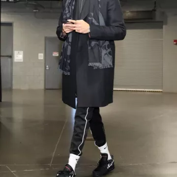Sneakers The 10: Nike Air Max 90 "off White" worn by D'Angelo Russell on the Instagram account @dloading