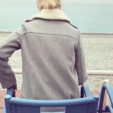 Le manteau gris Sézane de Alexandra Lamy sur son compte instagram (@alexandralamyofficiel)