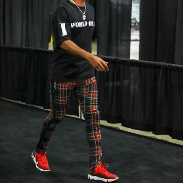 Sneakers Nike React Element 55 Gym Red worn by Chris Paul on the Instagram account @complexsneakers