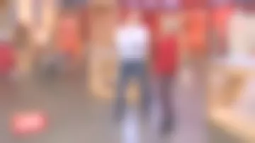 Les boots en veau velours noir de Sophie Davant dans Affaire conclue