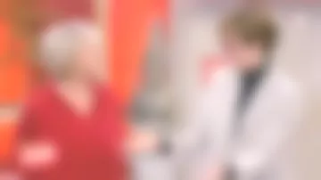 Le pull à capuche rouge de Sophie Davant dans Affaire conclue du 05/03/2019