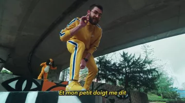 Los pantalones de chándal amarillos Nike Sportswear de Cyprien en su video de YouTube LA COUR DES GRANDS (choque Squeezie)