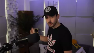 La casquette Versace de Joyca dans sa video YouTube CES TUTOS N'ONT AUCUN SENS ! ????