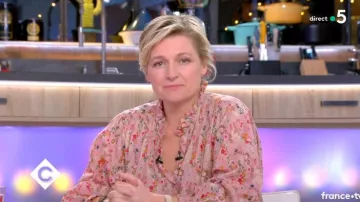 La blouse imprimé fleuri de Anne-Élisabeth Lemoine dans C à vous du 12/02/2019