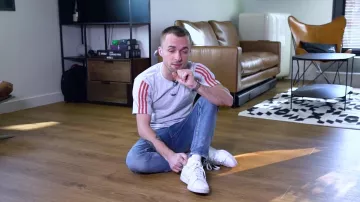 La paire de Adidas Stan Smith de Squeezie dans sa vidéo YouTube Mon chien est le plus intelligent (objectivement)