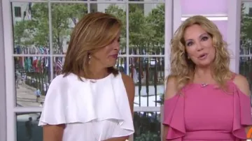 Adrianna Papell Femmes Nouveauté de Gaze Crêpe Froide Épaule Asymétrique Robe portée par Hoda Kotb dans Les Deux Autres (S01E01)