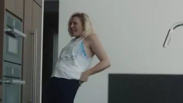 Future State Wave Tee usada por Heléne Yorke en The Other Two (S01E01)