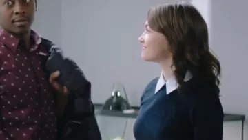 Vestido de Sandro Laury usado por Cara Bloom (Violett Beane) en God Friended Me (S01E15)