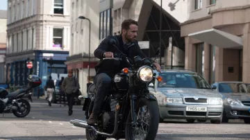 Chaqueta usada por Bill Pope (Ryan Reynolds) como se ve en Criminal