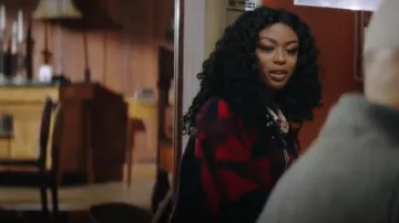 Joie Halona Manteau porté par en Dieu Me demande d'ami (S01E14)