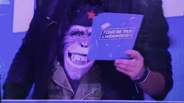Le t-shirt Singe Révolution par Le Temps des Cerises porté par Cyril Hanouna dans Touche pas à mon poste
